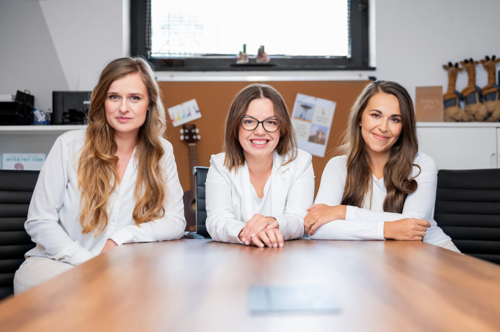 Trzy założycielki Żłobka Bliskości Żyrafie Mamy: Aleksandra Piądło, Karolina Malinowska i Monika Laskowska – kobiety tworzące przestrzeń w duchu NVC i empatii