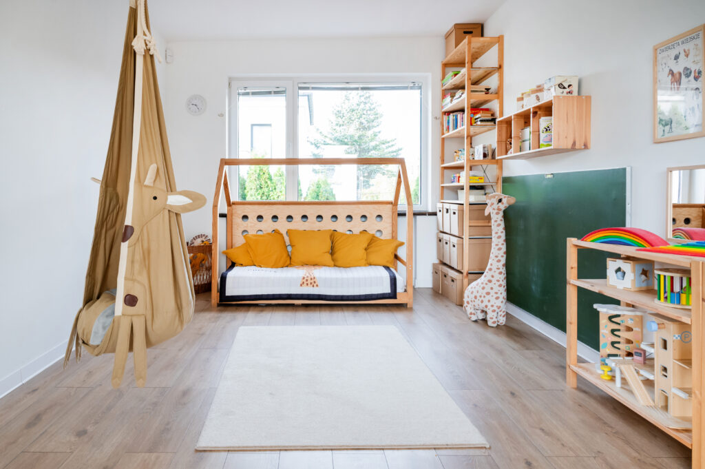 Jasna, przestronna sala w Żyrafim Domku z pomocami Montessori i huśtawką do regulacji sensorycznej – żłobek bliskościowy Gdynia